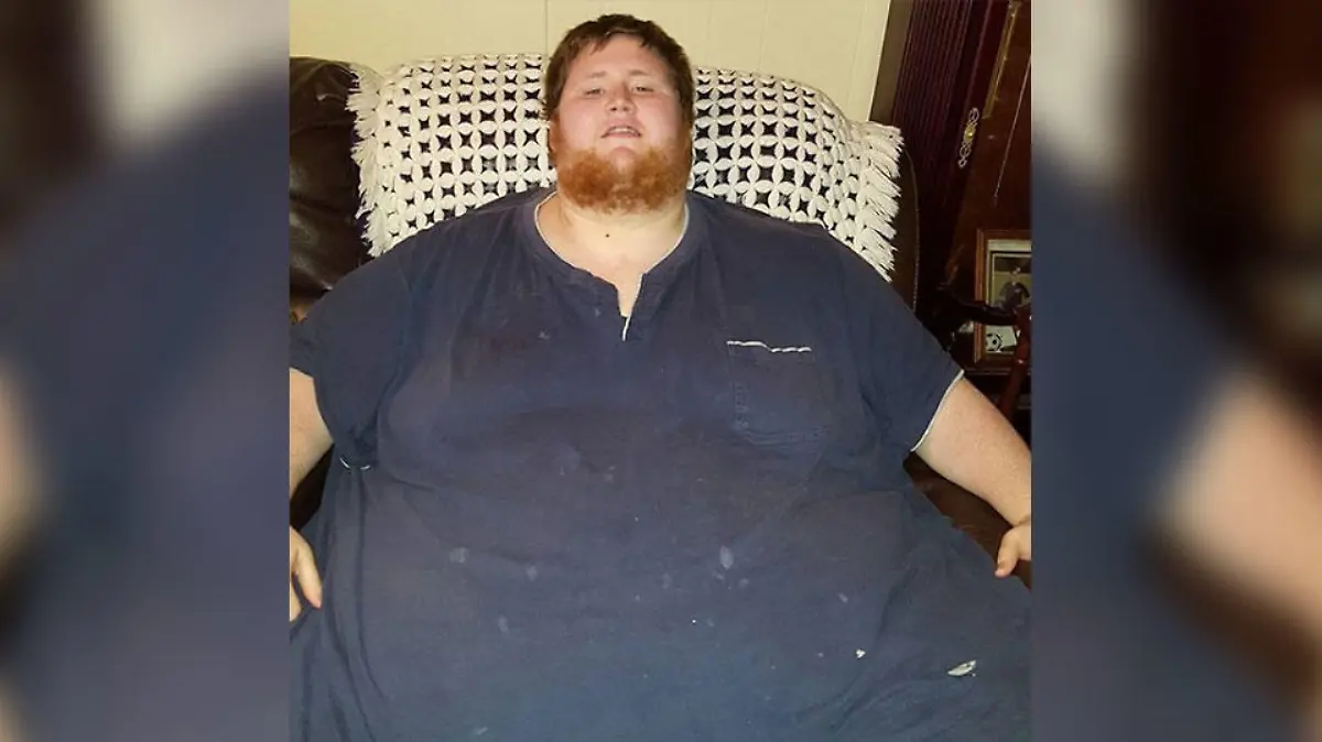 360-Kilo-Mann sitzt auf dem Sofa