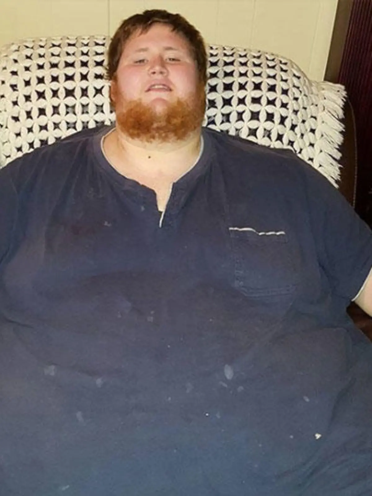 360-Kilo-Mann sitzt auf dem Sofa