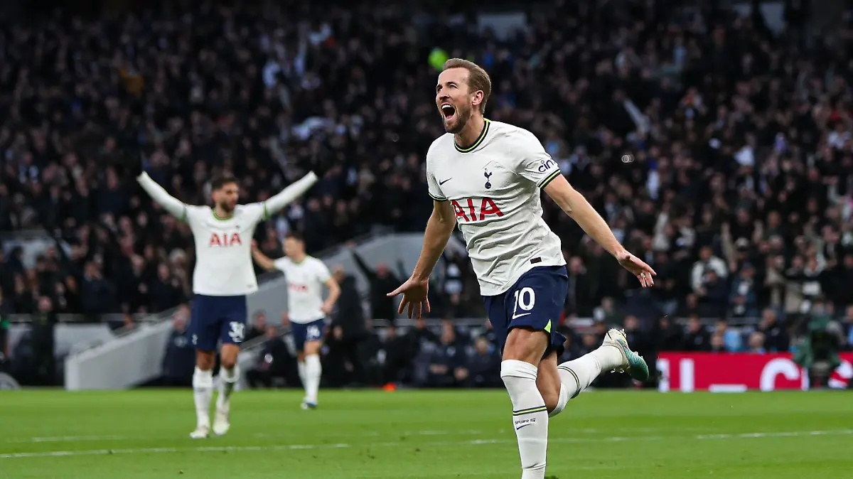 ARCHIV - 05.02.2023, Großbritannien, London: Fußball: Premier League, England, Tottenham Hotspur - Manchester City, 22. Spieltag im Tottenham Hotspur Stadion: Harry Kane (r) von Tottenham Hotspur feiert seinen Treffer zum 1:0. (zu dpa: «Klartext von Hoeneß: Kane-Transfer zum FC Bayern «völlig gaga»») Foto: Kieran Cleeves/CSM via ZUMA Press Wire/dpa +++ dpa-Bildfunk +++