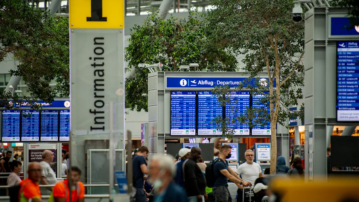  Ferienbeginn am Flughafen Duesseldorf Ferienbeginn am Flughafen Düsseldorf, Flugreisende fliegen in den Urlaub und müssen in langen Warteschlangen stehen, Duesseldorf Flughafen Düsseldorf Nordrhein-Westfalen Deutschland *** Vacation start at Duesseldorf Airport Holiday start at Duesseldorf Airport, air travelers fly to vacation and have to stand in long queues, Duesseldorf Airport Duesseldorf North Rhine Westphalia Germany Copyright: xChristopherxNeundorfx