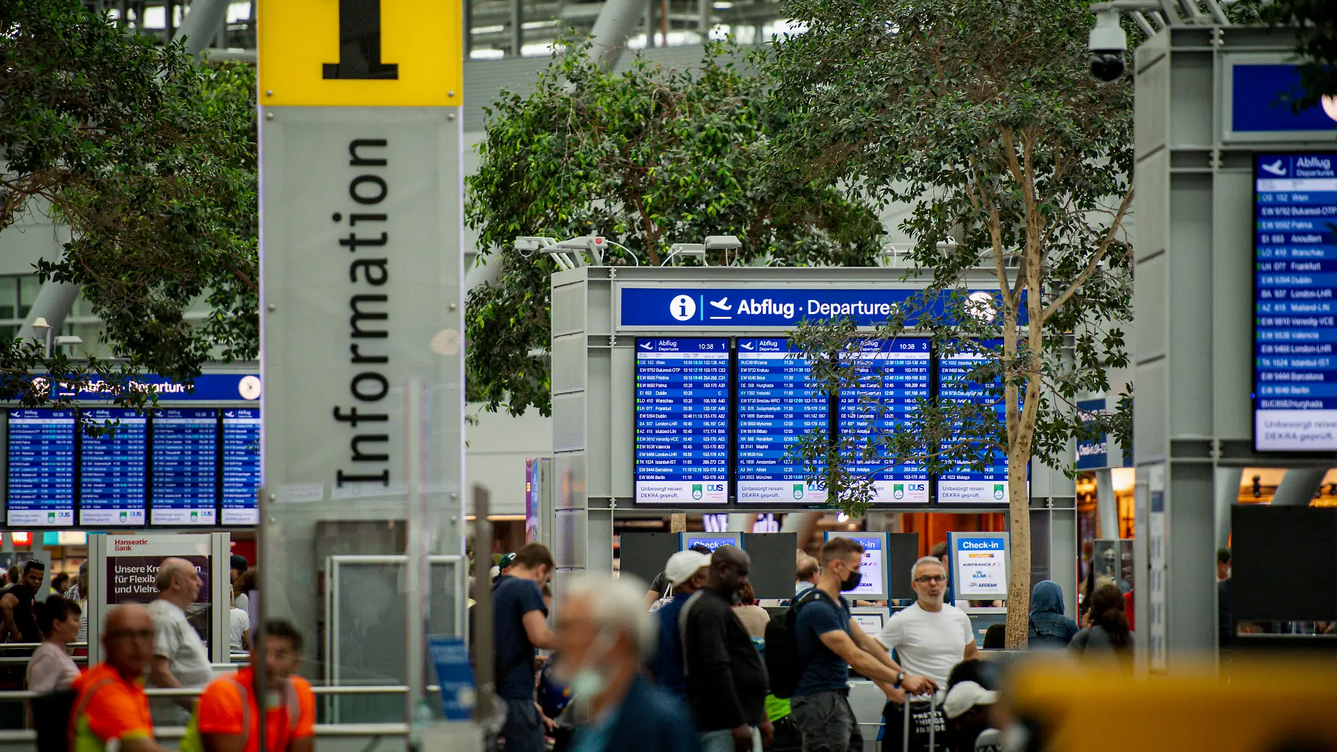 Ferienbeginn am Flughafen Duesseldorf Ferienbeginn am Flughafen Düsseldorf, Flugreisende fliegen in den Urlaub und müssen in langen Warteschlangen stehen, Duesseldorf Flughafen Düsseldorf Nordrhein-Westfalen Deutschland *** Vacation start at Duesseldorf Airport Holiday start at Duesseldorf Airport, air travelers fly to vacation and have to stand in long queues, Duesseldorf Airport Duesseldorf North Rhine Westphalia Germany Copyright: xChristopherxNeundorfx