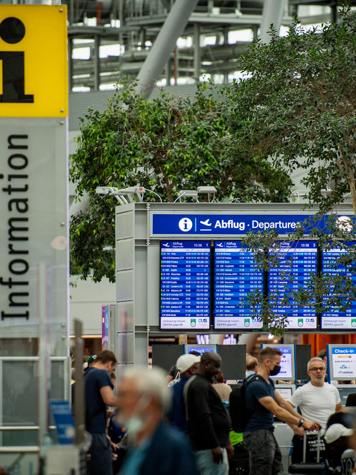  Ferienbeginn am Flughafen Duesseldorf Ferienbeginn am Flughafen Düsseldorf, Flugreisende fliegen in den Urlaub und müssen in langen Warteschlangen stehen, Duesseldorf Flughafen Düsseldorf Nordrhein-Westfalen Deutschland *** Vacation start at Duesseldorf Airport Holiday start at Duesseldorf Airport, air travelers fly to vacation and have to stand in long queues, Duesseldorf Airport Duesseldorf North Rhine Westphalia Germany Copyright: xChristopherxNeundorfx