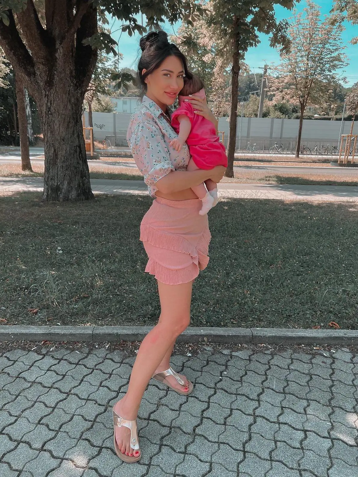 Samira Klampfl mit ihrem Töchterchen Nova.