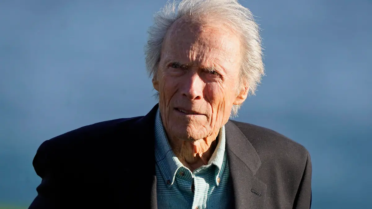 ARCHIV - 06.02.2022, USA, Pebble Beach: Clint Eastwood steht auf dem 18. Grün des Pebble Beach Golf Links während der Preisverleihung des AT&T Pebble Beach Pro-Am Golfturniers in Pebble Beach. (zu dpa «Mit 92 Jahren: Clint Eastwood will «Juror No. 2»-Thriller inszenieren») Foto: Eric Risberg/AP/dpa +++ dpa-Bildfunk +++