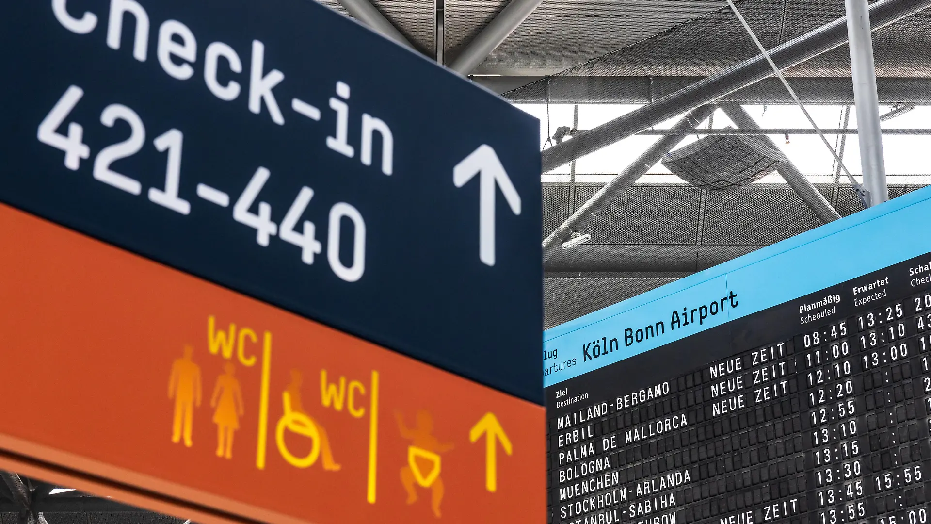 Check In Schalter in Terminal 2 - Der Flughafen Köln Bonn Airport Konrad Adenauer in Tagen des Flugchaos aufgrund von Engpässen in der Gepäckabfertigung 29.06.2022 Köln Wahn NRW Deutschland *** Check In Counter in Terminal 2 Cologne Bonn Airport Konrad Adenauer in days of flight chaos due to bottlenecks in baggage handling 29 06 2022 Cologne Wahn NRW Germany