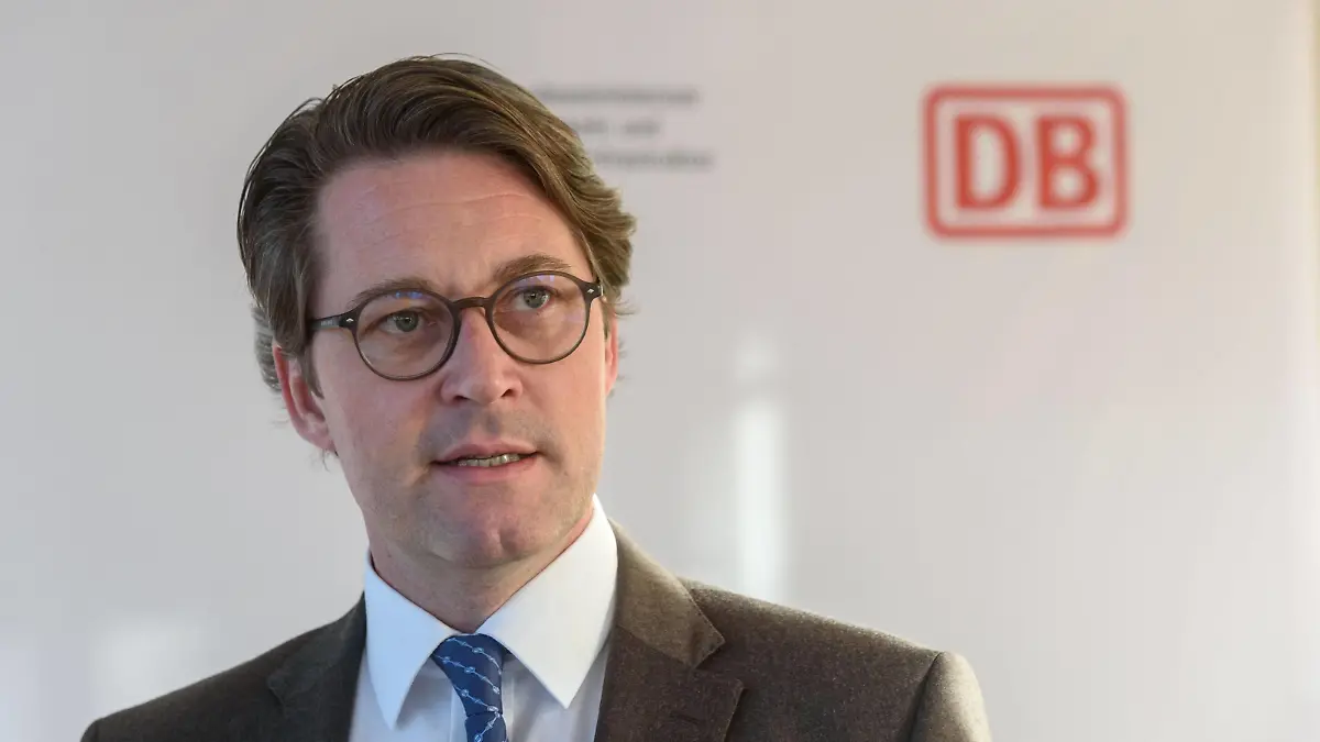 Bundesverkehrsminister Andreas Scheuer CSU anlässlich der Unterzeichnung einer Finanzierungsvereinbarung fuer das elektronische Stellwerk Düsseldorf mit einem Investitionsvolumen von 330 Mio. Euro als Teil des Ausbaus des Rhein-Ruhr-Express RRX am Unternehmenssitz der Deutschen Bahn AG am Potsdamer Platz in Berlin snapshot-photography/F.Boillot *** Federal Transport Minister Andreas Scheuer CSU on the occasion of the signing of a financing agreement for the electronic interlocking Düsseldorf with an investment volume of 330 million euros as part of the expansion of the Rhein Ruhr Express RRX at the company headquarters of Deutsche Bahn AG at Potsdamer Platz in Berlin snapshot photography F Boillot
