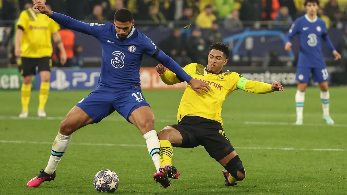 UEFA Champions League - Borussia Dortmund - FC Chelsea am 15.02.2023 im Signal Iduna Park in Dortmund Ruben Loftus Cheek Chelsea 12 im Zweikampf mit Jude Bellingham Dortmund 22 *** UEFA Champions League Borussia Dortmund FC Chelsea on 15 02 2023 at Signal Iduna Park in Dortmund Ruben Loftus Cheek Chelsea 12 in duel with Jude Bellingham Dortmund 22 MH