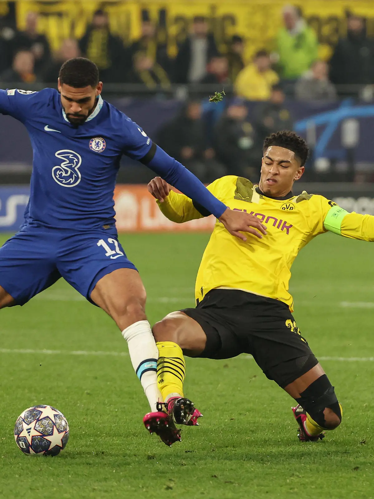 UEFA Champions League - Borussia Dortmund - FC Chelsea am 15.02.2023 im Signal Iduna Park in Dortmund Ruben Loftus Cheek Chelsea 12 im Zweikampf mit Jude Bellingham Dortmund 22 *** UEFA Champions League Borussia Dortmund FC Chelsea on 15 02 2023 at Signal Iduna Park in Dortmund Ruben Loftus Cheek Chelsea 12 in duel with Jude Bellingham Dortmund 22 MH