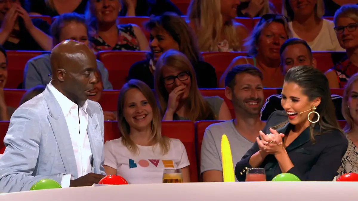 Bruce Darnell feiert Carmen Mon Oxides Vibrator Die Jury über Carmen Mon Oxide