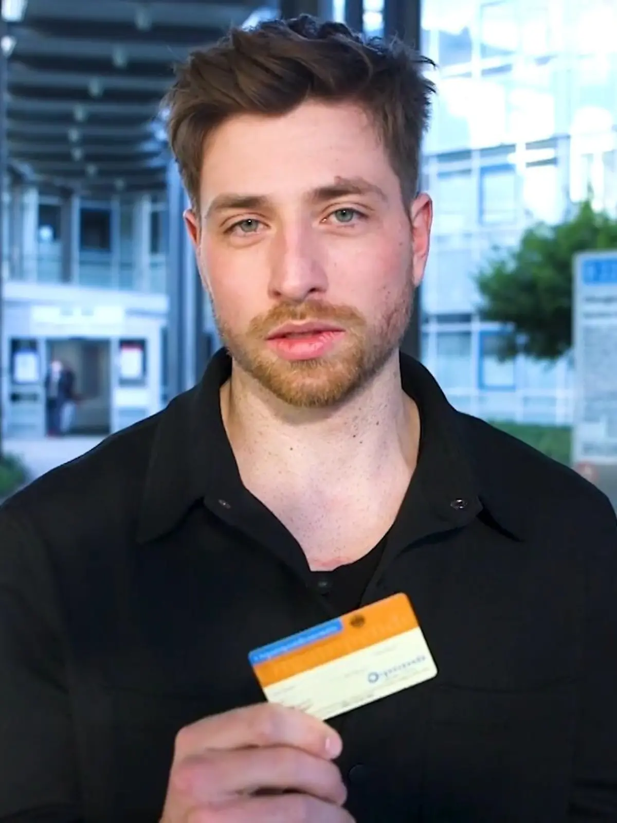 Bild zu: "Dominik Flade besucht Uniklinik in Bonn"