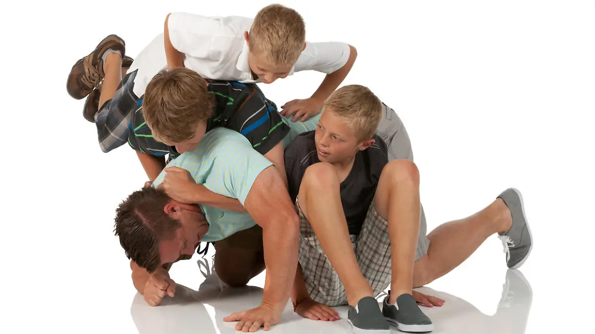 Kinder toben mit einem Erwachsenen