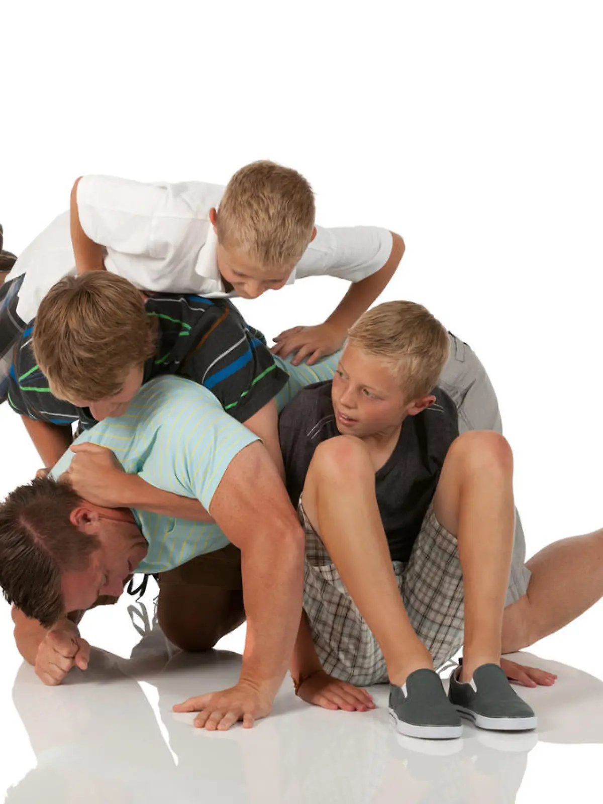 Kinder toben mit einem Erwachsenen