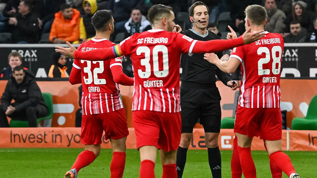 Vincenzo Grifo SC Freiburg, 32, Christian Guenter SC Freiburg, 30 und Matthias Ginter SC Freiburg, 28 bestuermen Benjamin Brand Schiedsrichter nach seiner Entscheidung auf Elfmeter. Die Entscheidung wird aber zurueck genommen. Borussia Moenchengladbach vs. SC Freiburg, Fussball, Bundesliga, 23. Spieltag, Saison 2022/2023, 04.03.2023 DFB/DFL Regulations prohibit any use of Photographs as image sequences and/or quasi-video Borussia Moenchengladbach vs. SC Freiburg, Fussball, Bundesliga, 23. Spieltag, Saison 2022/2023, 04.03.2023 Moenchengladbach *** Vincenzo Grifo SC Freiburg, 32 , Christian Guenter SC Freiburg, 30 and Matthias Ginter SC Freiburg, 28 punish Benjamin Brand referee after his decision on penalty The decision, however, is taken back Borussia Moenchengladbach vs SC Freiburg, Football, Bundesliga, 23 Spieltag, Saison 2022 2023, 04 03 2023 DFB DFL Regulations prohibit any use of Photographs as image sequences and or quasi video Borussia Moenchengladbach vs SC Freiburg, Football, Bundesliga, 23 Spieltag, Saison 2022 2023, 04 03 2023 Moenchengladbach Copyright: xEibner-Pressefoto/ThomasxHaeslerx EP_EER