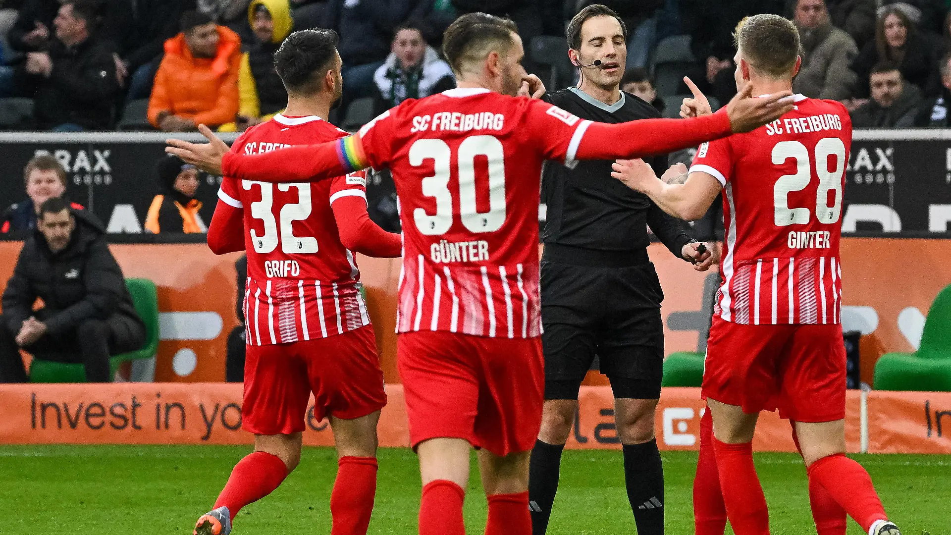 Vincenzo Grifo SC Freiburg, 32, Christian Guenter SC Freiburg, 30 und Matthias Ginter SC Freiburg, 28 bestuermen Benjamin Brand Schiedsrichter nach seiner Entscheidung auf Elfmeter. Die Entscheidung wird aber zurueck genommen. Borussia Moenchengladbach vs. SC Freiburg, Fussball, Bundesliga, 23. Spieltag, Saison 2022/2023, 04.03.2023 DFB/DFL Regulations prohibit any use of Photographs as image sequences and/or quasi-video Borussia Moenchengladbach vs. SC Freiburg, Fussball, Bundesliga, 23. Spieltag, Saison 2022/2023, 04.03.2023 Moenchengladbach *** Vincenzo Grifo SC Freiburg, 32 , Christian Guenter SC Freiburg, 30 and Matthias Ginter SC Freiburg, 28 punish Benjamin Brand referee after his decision on penalty The decision, however, is taken back Borussia Moenchengladbach vs SC Freiburg, Football, Bundesliga, 23 Spieltag, Saison 2022 2023, 04 03 2023 DFB DFL Regulations prohibit any use of Photographs as image sequences and or quasi video Borussia Moenchengladbach vs SC Freiburg, Football, Bundesliga, 23 Spieltag, Saison 2022 2023, 04 03 2023 Moenchengladbach Copyright: xEibner-Pressefoto/ThomasxHaeslerx EP_EER