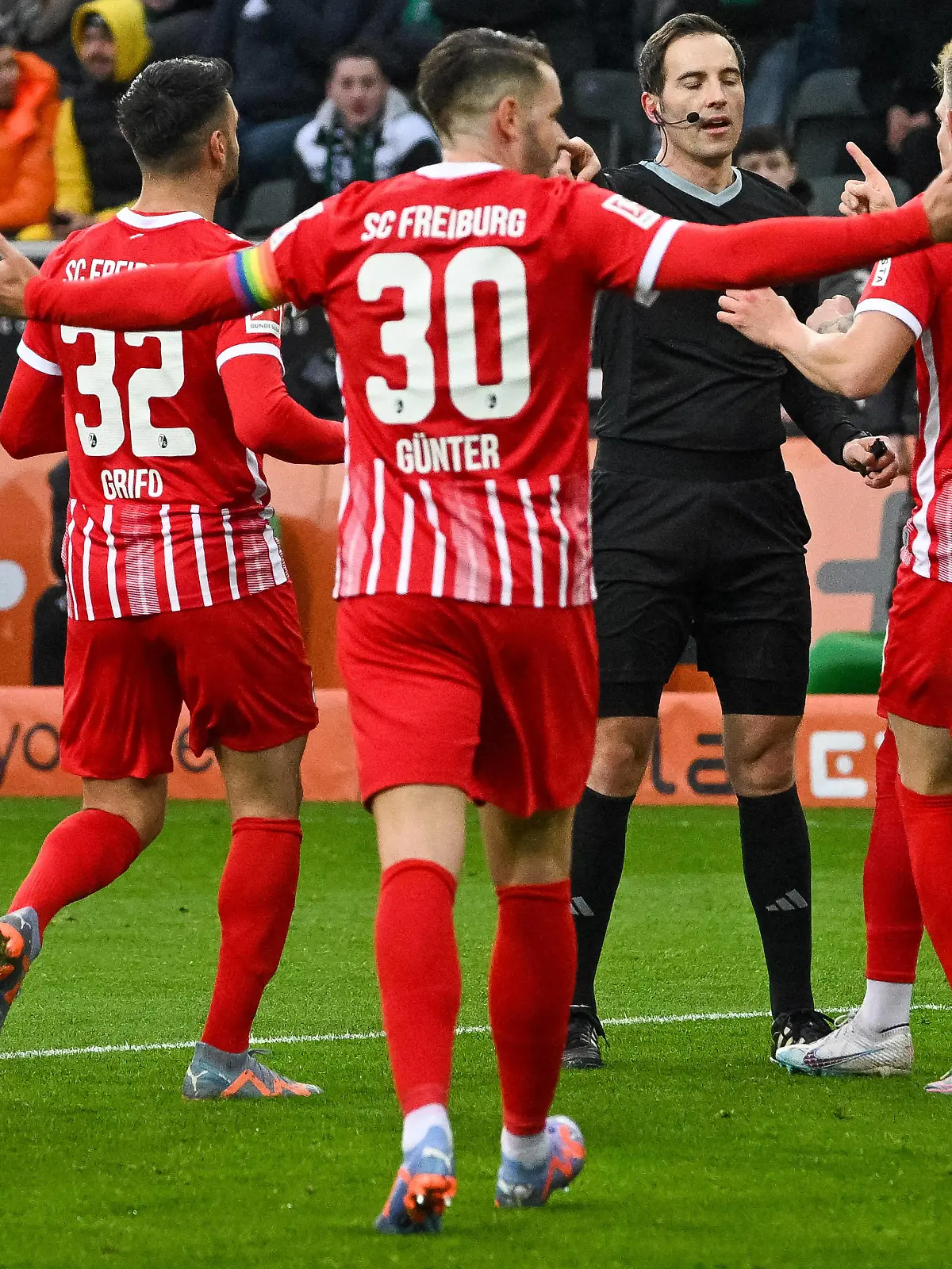 Vincenzo Grifo SC Freiburg, 32, Christian Guenter SC Freiburg, 30 und Matthias Ginter SC Freiburg, 28 bestuermen Benjamin Brand Schiedsrichter nach seiner Entscheidung auf Elfmeter. Die Entscheidung wird aber zurueck genommen. Borussia Moenchengladbach vs. SC Freiburg, Fussball, Bundesliga, 23. Spieltag, Saison 2022/2023, 04.03.2023 DFB/DFL Regulations prohibit any use of Photographs as image sequences and/or quasi-video Borussia Moenchengladbach vs. SC Freiburg, Fussball, Bundesliga, 23. Spieltag, Saison 2022/2023, 04.03.2023 Moenchengladbach *** Vincenzo Grifo SC Freiburg, 32 , Christian Guenter SC Freiburg, 30 and Matthias Ginter SC Freiburg, 28 punish Benjamin Brand referee after his decision on penalty The decision, however, is taken back Borussia Moenchengladbach vs SC Freiburg, Football, Bundesliga, 23 Spieltag, Saison 2022 2023, 04 03 2023 DFB DFL Regulations prohibit any use of Photographs as image sequences and or quasi video Borussia Moenchengladbach vs SC Freiburg, Football, Bundesliga, 23 Spieltag, Saison 2022 2023, 04 03 2023 Moenchengladbach Copyright: xEibner-Pressefoto/ThomasxHaeslerx EP_EER