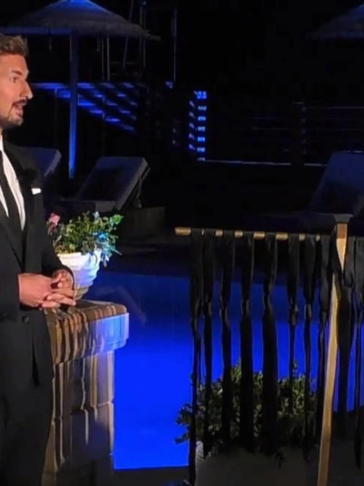 Prince Charming Nicolas Puschmann verteilt in der ersten Gentlemen-Night Krawatten.
