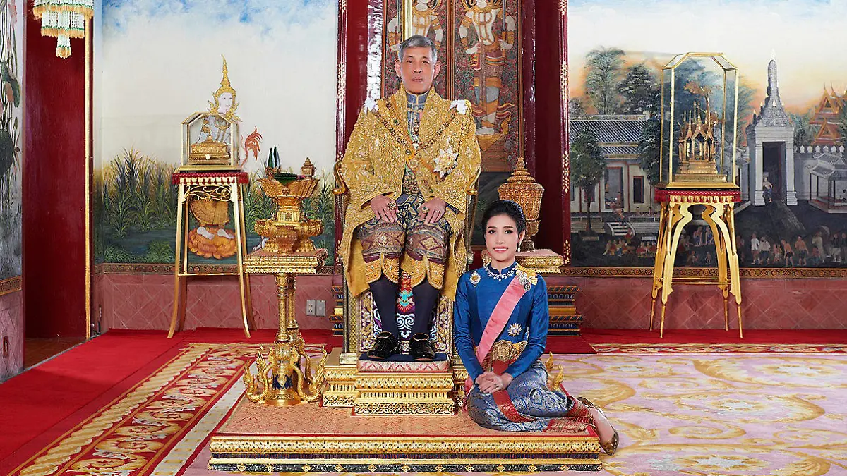 ARCHIV - 31.07.2019, Thailand, Bangkok: König Maha Vajiralongkorn von Thailand sitz auf seinem Thron, während neben ihm Sineenat Wongvajirapakdi kniet. Vajiralongkorn hat nun seine offizielle Geliebte aus dem Palast verstoßen. Der 34-Jährigen wurden plötzlich alle königlichen und militärischen Titel entzogen. Foto: Thailand Royal Office/Thailand Royal Office/AP/dpa - ACHTUNG: Nur zur redaktionellen Verwendung im Zusammenhang mit der aktuellen Berichterstattung und nur mit vollständiger Nennung des vorstehenden Credits +++ dpa-Bildfunk +++