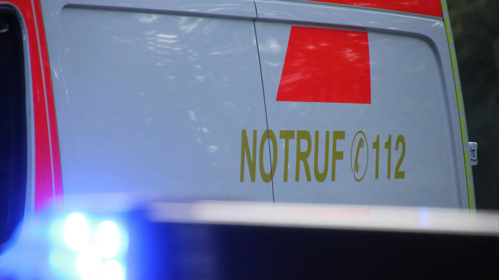 Symbolbild: Feuerwehr, Einsatz, Blaulicht, Atemschutz Symbol /- Themenbild: Feuerwehr, Niedersachsen, Salzgitter, Hannover, Braunschweig, Wolfenbüttel, Harz, Harzvorland, Atemschutz, Atemschutzüberwachung, Blaulicht, Funkgerät, Digitalfunk, Feuerwehrmann, Löscheinsatz, Schlauch, Helm, PSA, Einsatzkleidung, Helm, Notruf, 112, Löschfahrzeug, Polizei, Rettungsdienst Deutschland *** Symbol fire brigade, operation, blue light, respiratory protection symbol theme fire brigade, Lower Saxony, Salzgitter, Hanover, Brunswick, Wolfenbüttel, Harz, Harz foreland, respiratory protection, respiratory protection monitoring, blue light, radio, digital radio, firefighter, fire fighting, hose, helmet, PSA, operation clothing, helmet, emergency call, 1 Copyright: xMartinxDziadekx