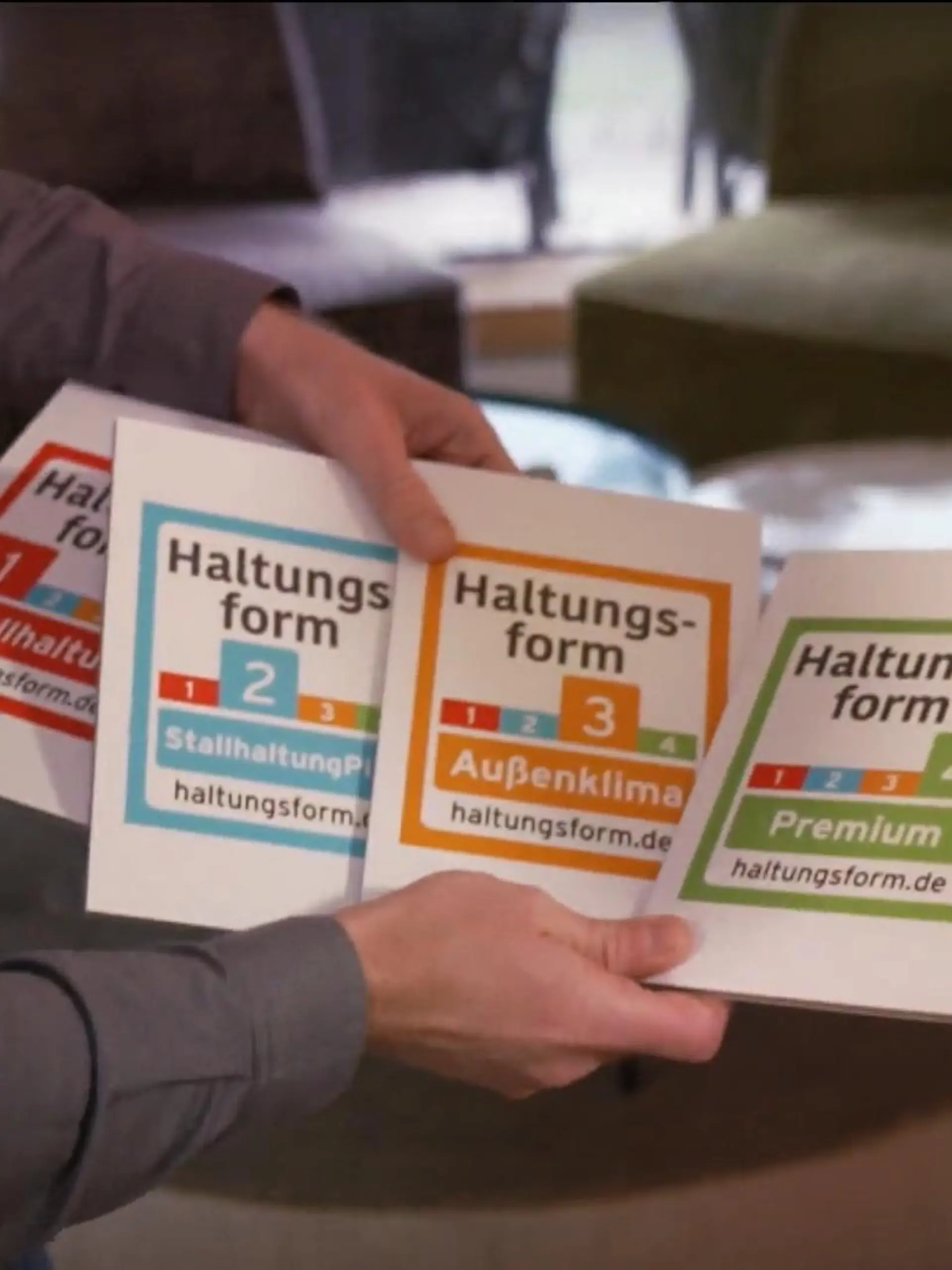 Wer Fleisch kauft, kommt an ihnen kaum vorbei: Die Fleisch-Siegel zur Haltungsform der Tiere. Doch was hat es damit eigentlich auf sich? Was bedeutet Haltungsform 1, 2, 3 oder 4? Und ist Verbrauchern überhaupt klar, was sich dahinter verbirgt?