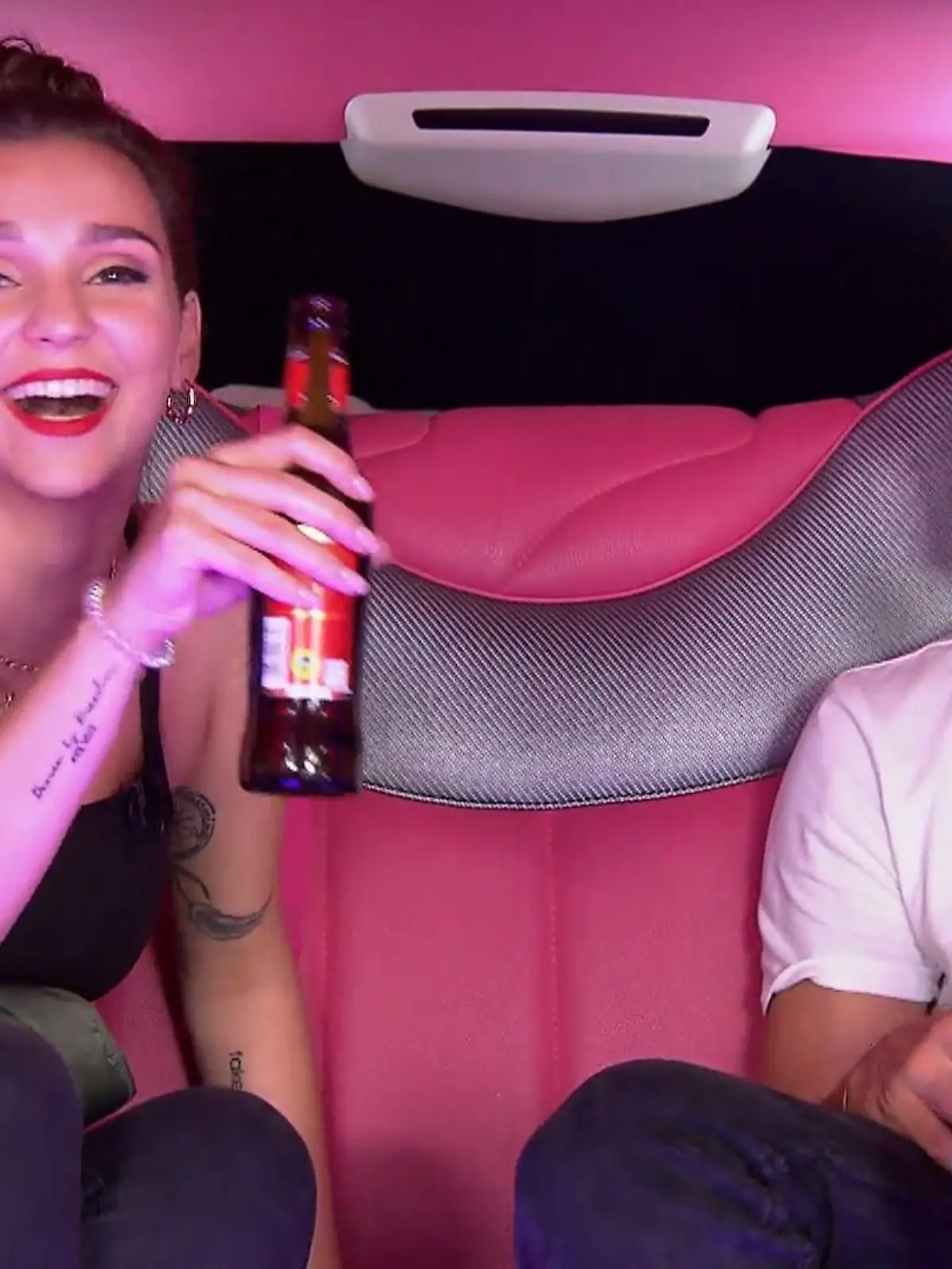 Bild zu: "Thekla und Patrox nähern sich beim Limo-Date an"