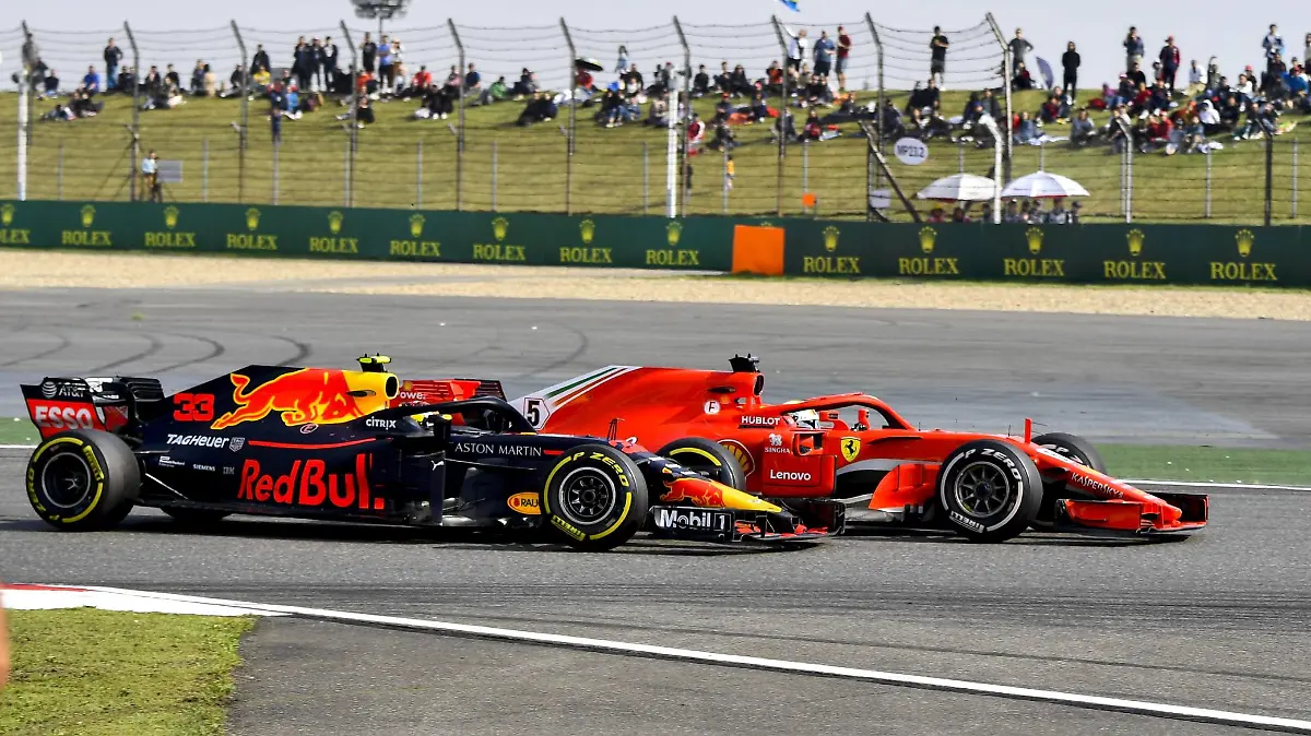 Shanghai: Motorsports: Formula 1 2018 Heineken Chinese Grand Prix Chinese Formula One Grand Prix Shanghai Circuit in Shanghai, China. 33 Max Verstappen (NDL, Red Bull Racing), , 5 Sebastian Vettel (GER, Scuderia Ferrari) Crash Shanghai China