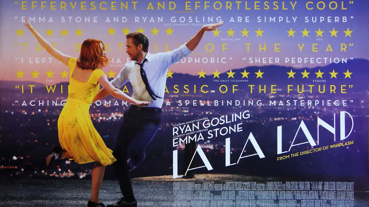LA LA LAND, British poster, from left: Emma Stone, Ryan Gosling, 2016. © Summit Releasing /Courtesy Everett Collection