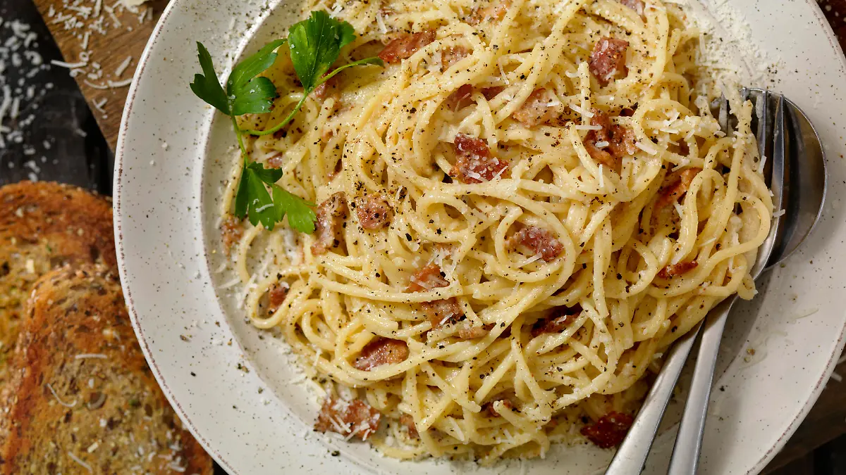 Spaghetti Carbonara with Garlic Bread