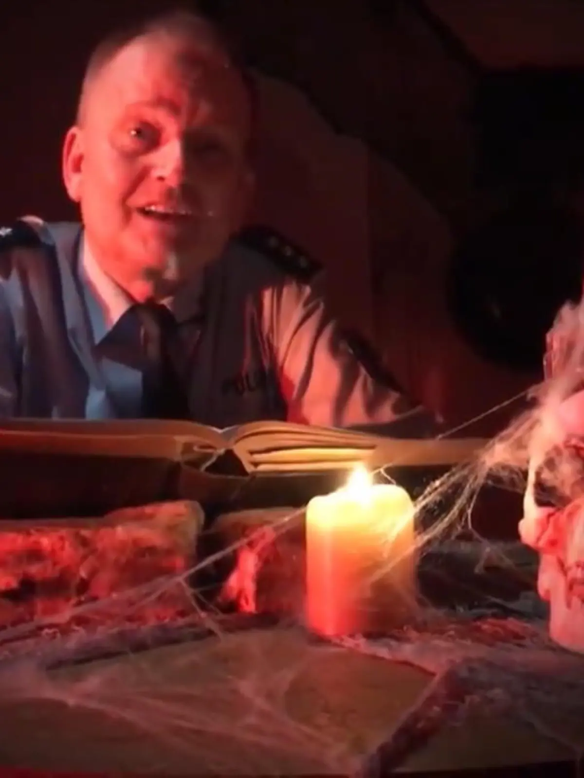 An Halloween ziehen tausende Kinder durch Deutschland und verlangen Süßes oder Saures. Die Bochumer Polizei hat eine wichtige Botschaft an die Kinder - denn auch in der Gruselnacht müssen sich die kleinen Geister, Hexen und Fledermäuse an gewisse Regeln halten.