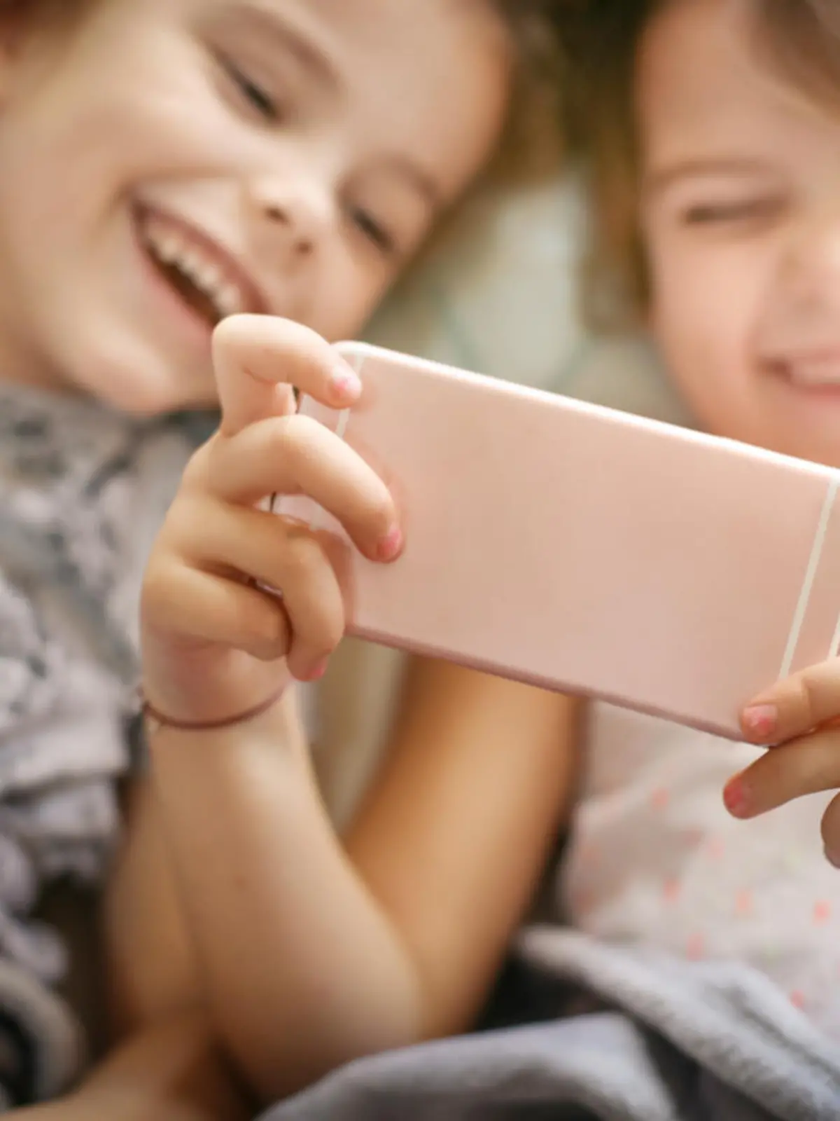 Kinder mit Smartphone