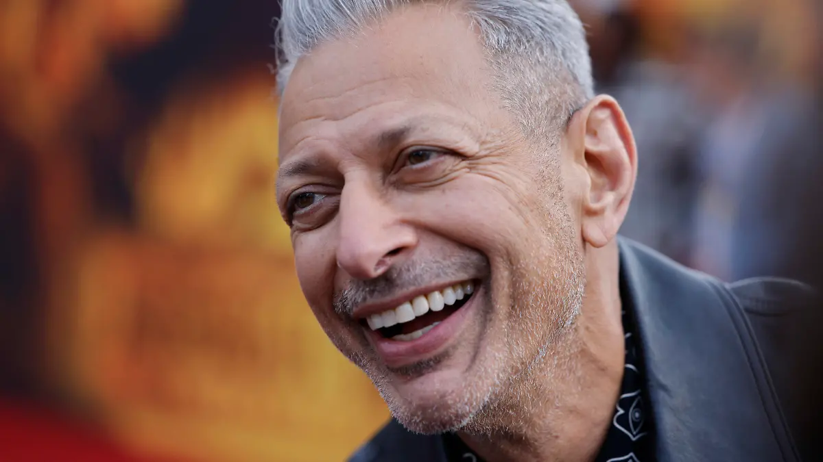 ARCHIV - 30.05.2022, Nordrhein-Westfalen, Köln: Schauspieler Jeff Goldblum präsentiert sich den Fotografen auf dem roten Teppich. (zu: «Jeff Goldblum, der Jazz Pianist aus Hollywood») Foto: Thomas Banneyer/dpa +++ dpa-Bildfunk +++