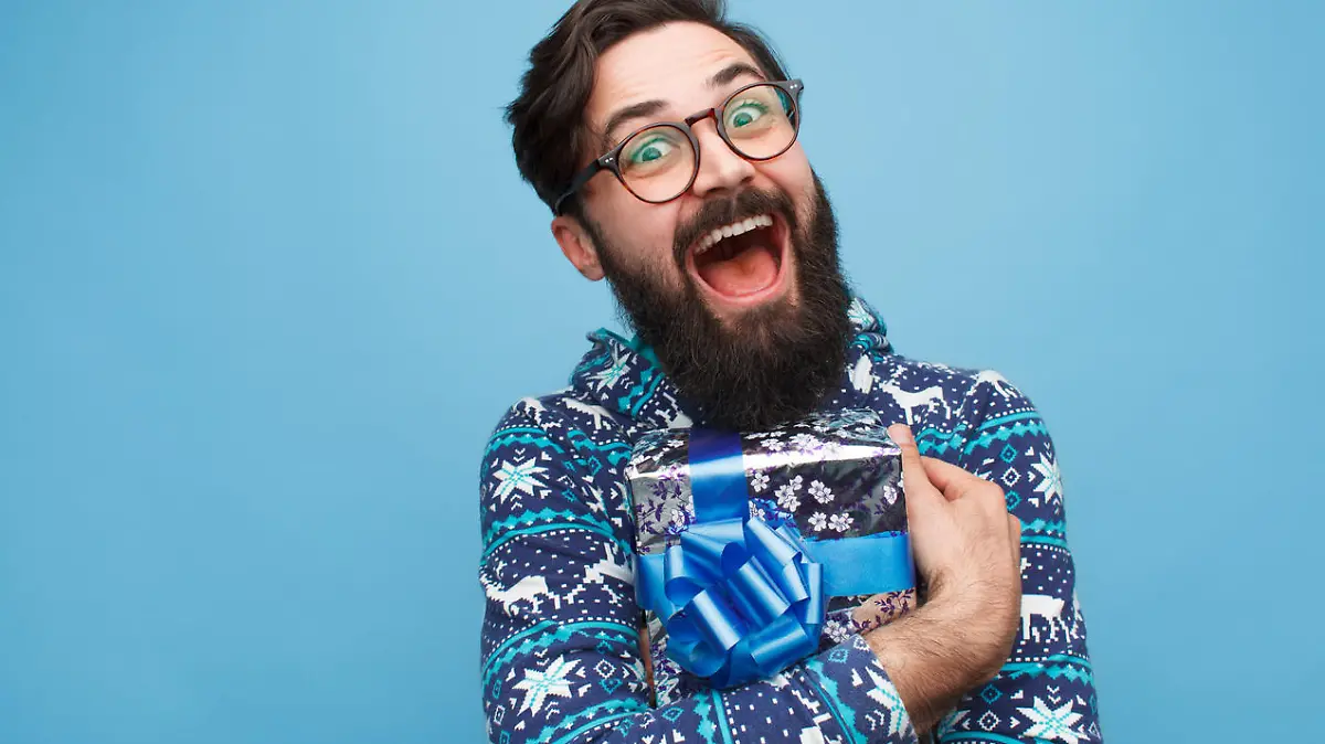 Mann freut sich über Geschenk
