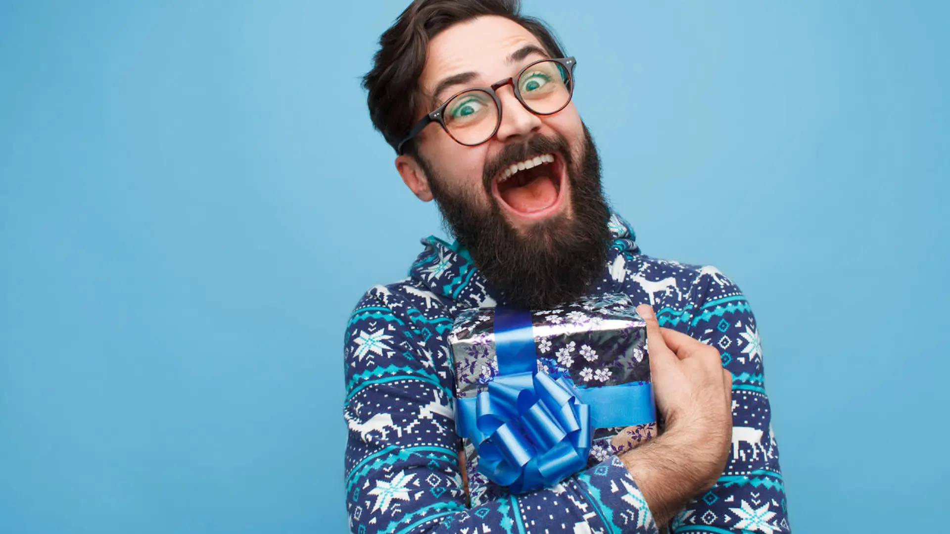 Mann freut sich über Geschenk