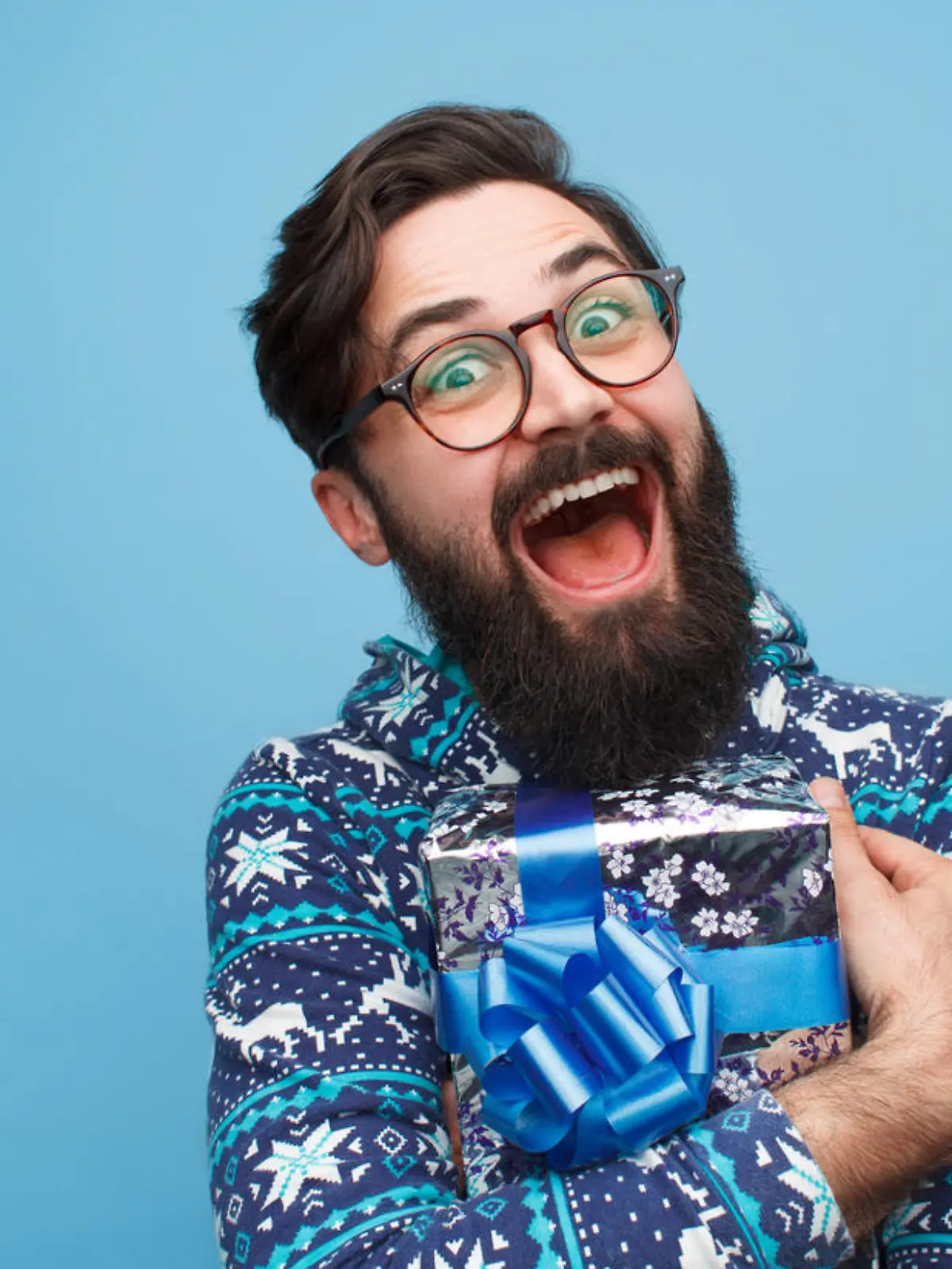 Mann freut sich über Geschenk