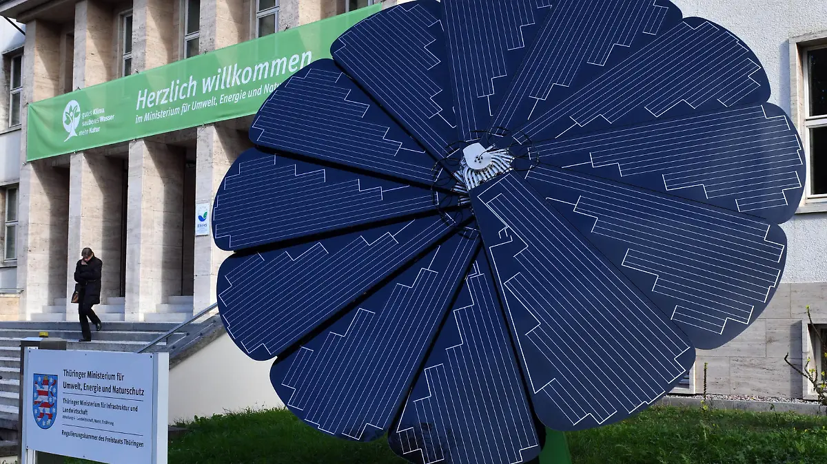 29.10.2019, Thüringen, Erfurt: Vor dem Haupteingang des Thüringer Umweltministeriums steht eine Solaranlage in Form einer Sonnenblume. Die Solarsonnenblume steht nach Angaben des Bundes der Steuerzahler die meiste Zeit im Schatten. Foto: Martin Schutt/dpa-Zentralbild/dpa +++ dpa-Bildfunk +++