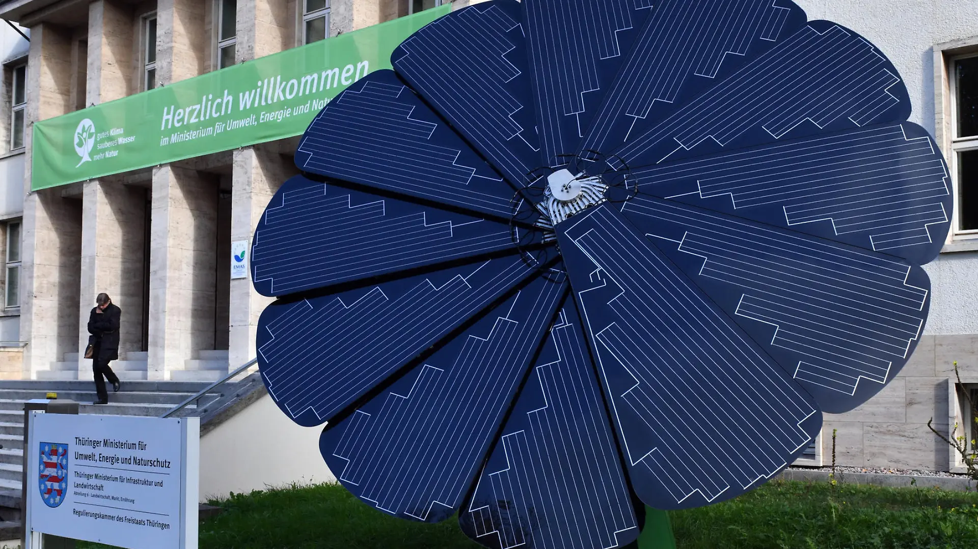 29.10.2019, Thüringen, Erfurt: Vor dem Haupteingang des Thüringer Umweltministeriums steht eine Solaranlage in Form einer Sonnenblume. Die Solarsonnenblume steht nach Angaben des Bundes der Steuerzahler die meiste Zeit im Schatten. Foto: Martin Schutt/dpa-Zentralbild/dpa +++ dpa-Bildfunk +++
