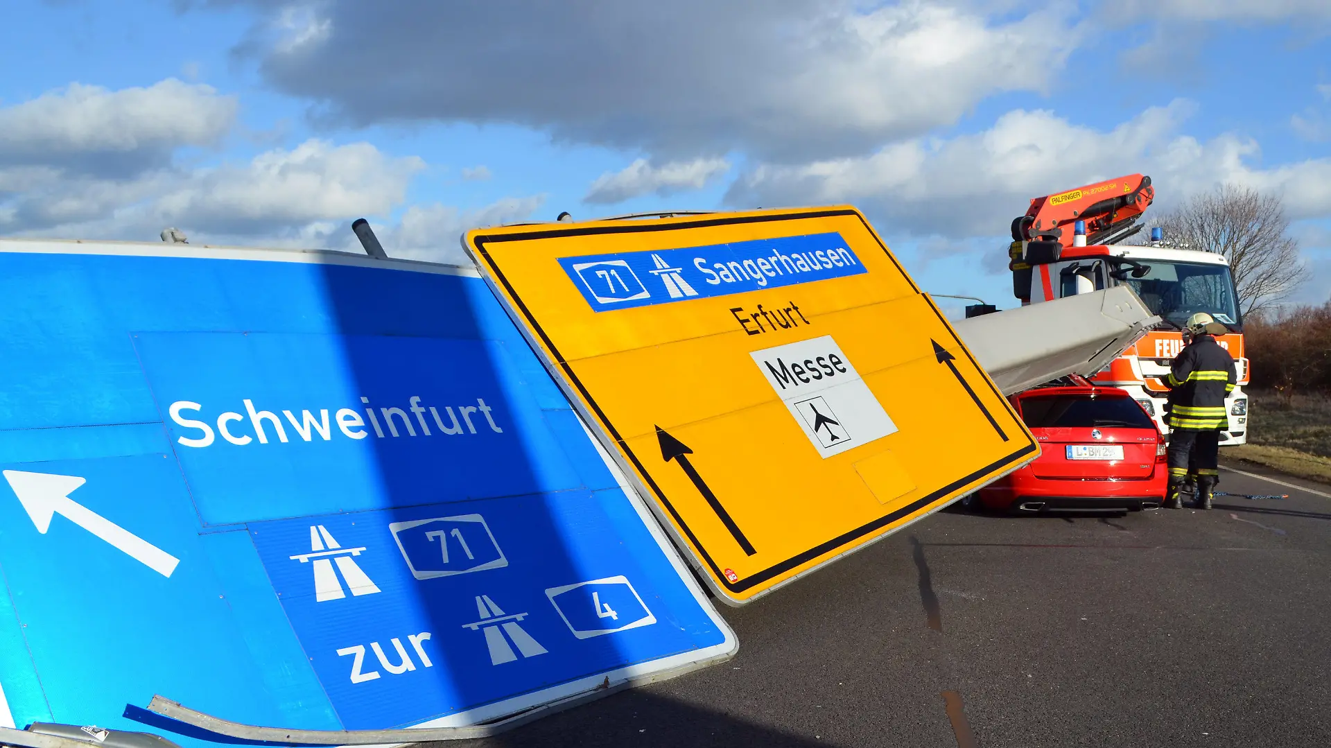 dpatopbilder - Ein Verkehrsschild ist am 18.01.2018 auf der Bundesstraße 7 bei Erfurt (Thüringen) durch das Sturmtief «Friederike» auf ein Auto gestürzt. Verletzt wurde bei dem Unfall niemand. Durch den Unfall kommt es zu einer Vollsperrung. Foto: WichmannTV/dpa-Zentralbild/dpa +++(c) dpa - Bildfunk+++