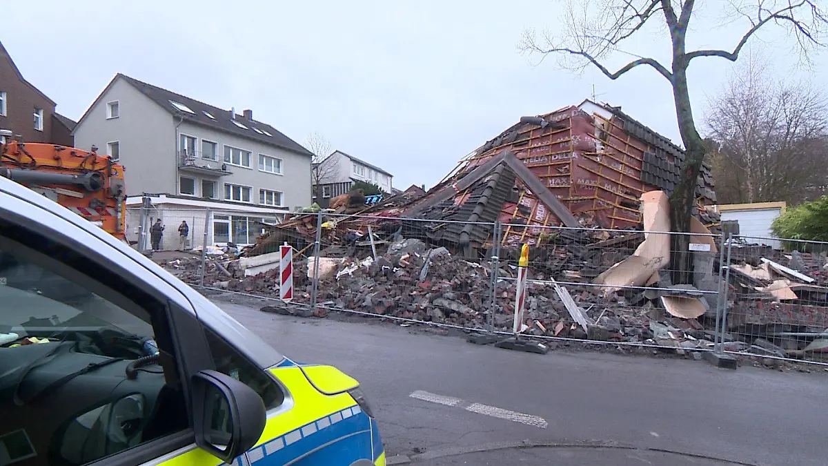 Die Staatsanwaltschaft vermutet eine bei Bauarbeiten beschädigte Gasleitung als Ursache der tödlichen Explosion.