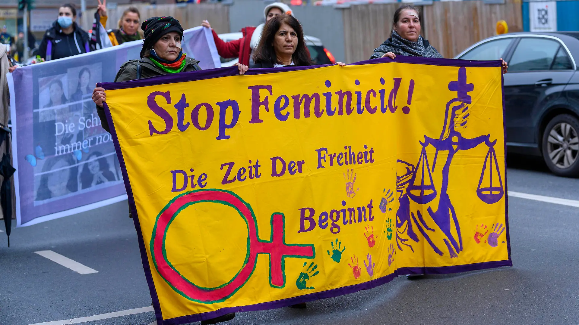 Demonstration zum internationalen Tag gegen Gewalt an Frauen. Düsseldorf, 20.11.2021 *** Demonstration on the International Day against Violence against Women Düsseldorf, 20 11 2021 Foto:xD.xAnoraganingrumx/xFuturexImage
