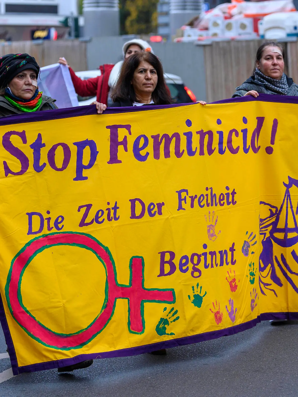  Demonstration zum internationalen Tag gegen Gewalt an Frauen. Düsseldorf, 20.11.2021 *** Demonstration on the International Day against Violence against Women Düsseldorf, 20 11 2021 Foto:xD.xAnoraganingrumx/xFuturexImage