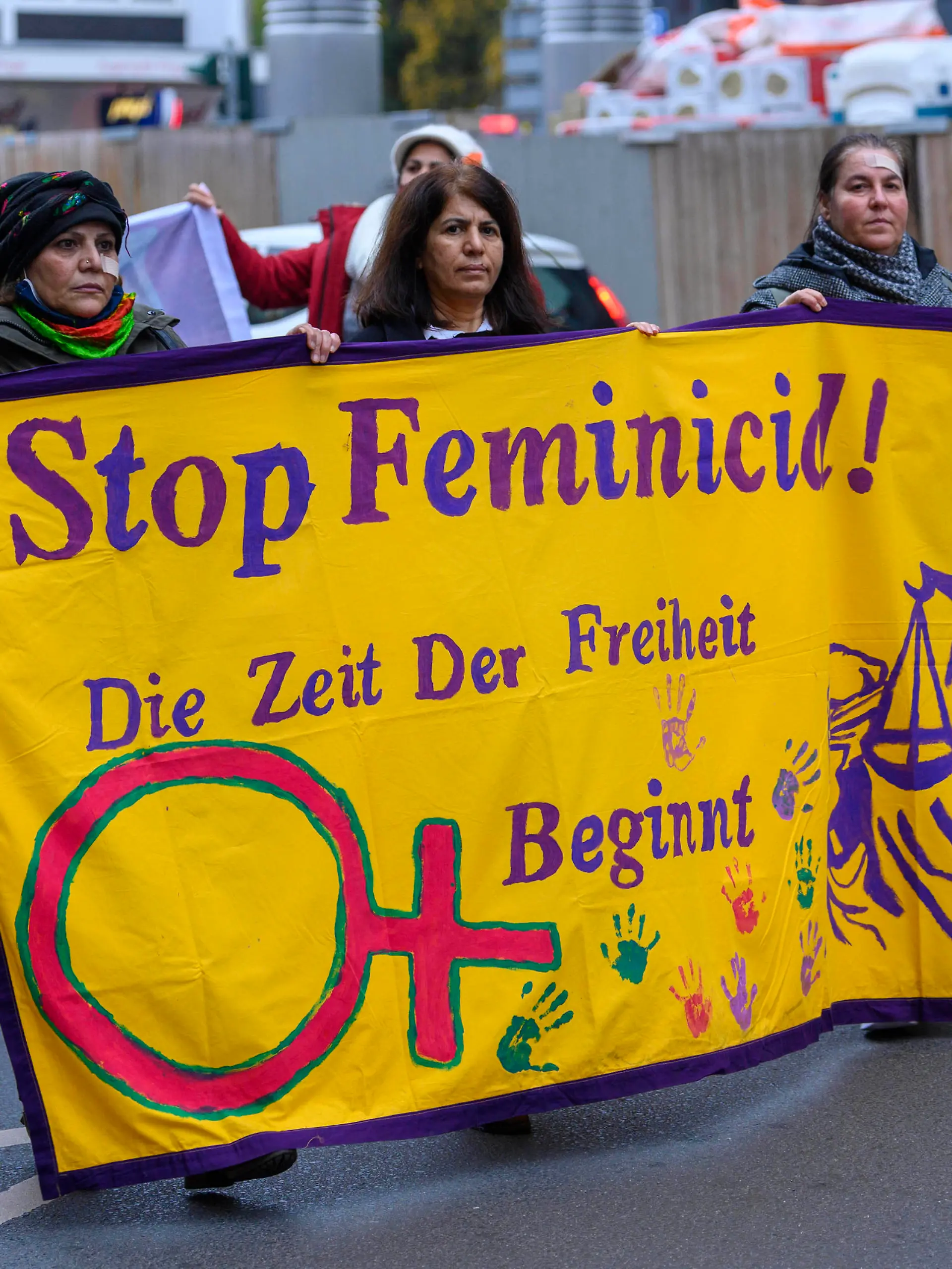  Demonstration zum internationalen Tag gegen Gewalt an Frauen. Düsseldorf, 20.11.2021 *** Demonstration on the International Day against Violence against Women Düsseldorf, 20 11 2021 Foto:xD.xAnoraganingrumx/xFuturexImage