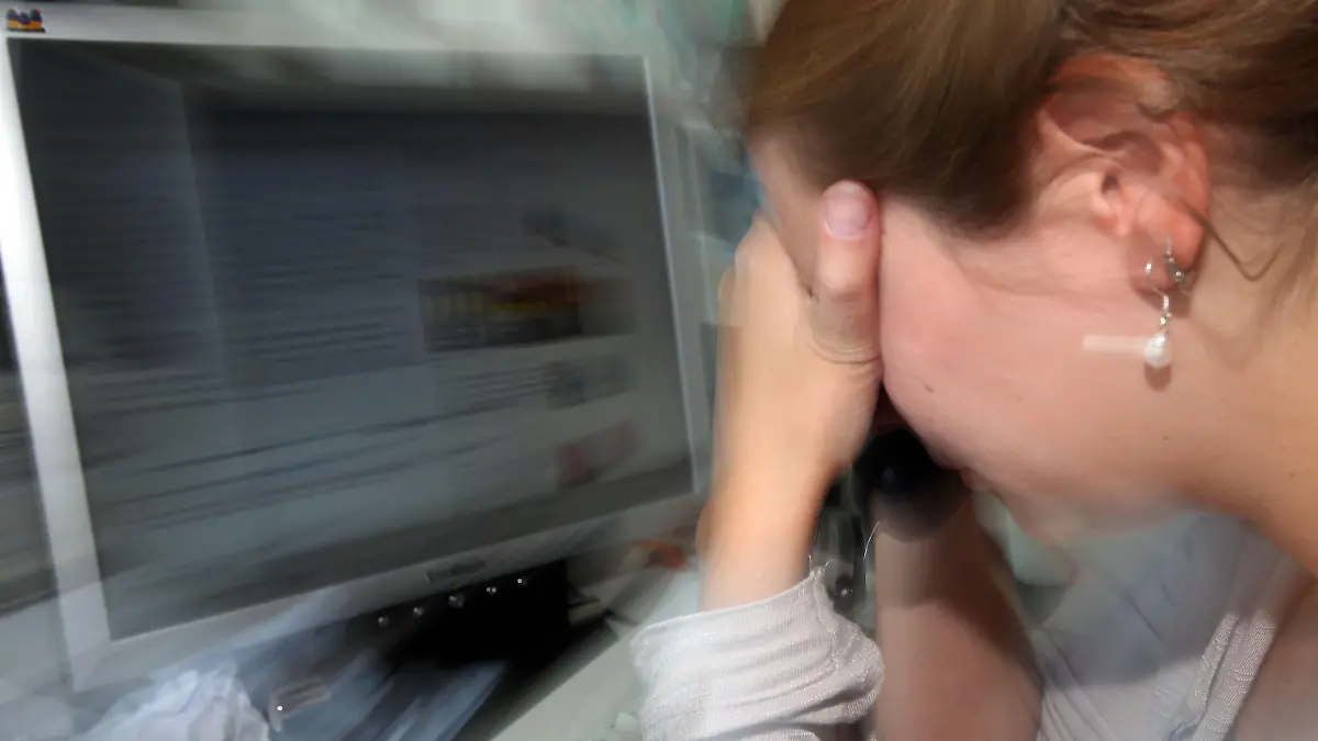 ARCHIV - ILLUSTRATION - Das Symbolfoto zeigt eine Frau vor einem Computer in Köln (Archivfoto mit Zoomeffekt vom 24.06.2010). 43 Prozent der Erwerbstätigen in Deutschland sind überzeugt, dass ihr Arbeitsstress in den vergangenen zwei Jahren zugenommen hat. 19 Prozent fühlen sich überfordert. Das geht aus dem «Stressreport Deutschland 2012» der Bundesanstalt für Arbeitsschutz und Arbeitsmedizin hervor, der am 29.01.2013 vorgelegt wurde. Foto: Oliver Berg dpa (zu dpa Studie: "Für 43 Prozent hat der Stress im Job zugenommen" vom 29.01.2013)  +++(c) dpa - Bildfunk+++