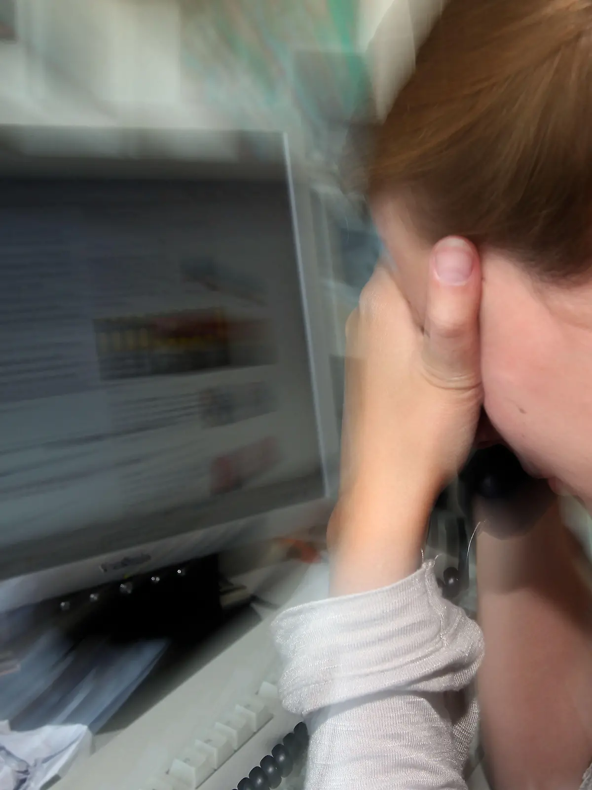 ARCHIV - ILLUSTRATION - Das Symbolfoto zeigt eine Frau vor einem Computer in Köln (Archivfoto mit Zoomeffekt vom 24.06.2010). 43 Prozent der Erwerbstätigen in Deutschland sind überzeugt, dass ihr Arbeitsstress in den vergangenen zwei Jahren zugenommen hat. 19 Prozent fühlen sich überfordert. Das geht aus dem «Stressreport Deutschland 2012» der Bundesanstalt für Arbeitsschutz und Arbeitsmedizin hervor, der am 29.01.2013 vorgelegt wurde. Foto: Oliver Berg dpa (zu dpa Studie: "Für 43 Prozent hat der Stress im Job zugenommen" vom 29.01.2013)  +++(c) dpa - Bildfunk+++
