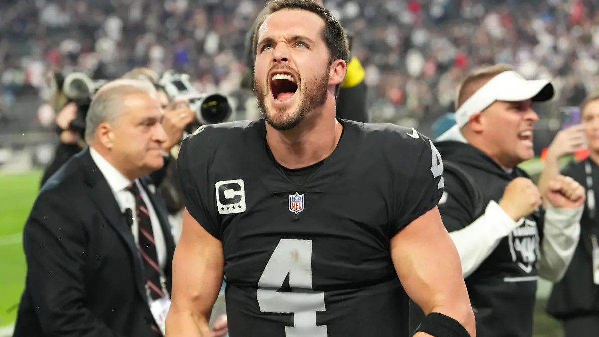 NFL, American Football Herren, USA New England Patriots at Las Vegas Raiders Dec 18, 2022 Paradise, Nevada, USA Las Vegas Raiders quarterback Derek Carr 4 and Raiders head coach Josh McDaniels celebrate after the Raiders defeated the New England Patriots 30-24 at Allegiant Stadium. Paradise Allegiant Stadium Nevada USA, EDITORIAL USE ONLY PUBLICATIONxINxGERxSUIxAUTxONLY Copyright: xStephenxR.xSylvaniex 20221218_szo_cs1_0335