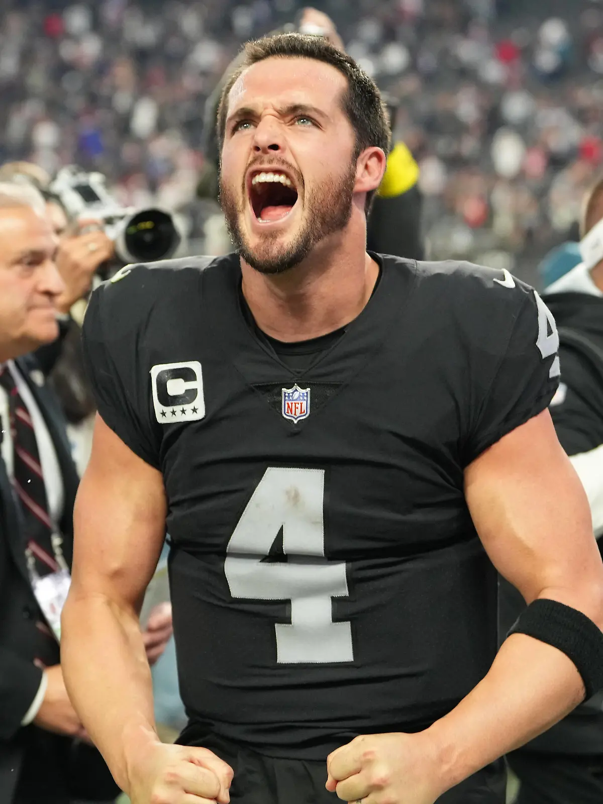  NFL, American Football Herren, USA New England Patriots at Las Vegas Raiders Dec 18, 2022 Paradise, Nevada, USA Las Vegas Raiders quarterback Derek Carr 4 and Raiders head coach Josh McDaniels celebrate after the Raiders defeated the New England Patriots 30-24 at Allegiant Stadium. Paradise Allegiant Stadium Nevada USA, EDITORIAL USE ONLY PUBLICATIONxINxGERxSUIxAUTxONLY Copyright: xStephenxR.xSylvaniex 20221218_szo_cs1_0335 