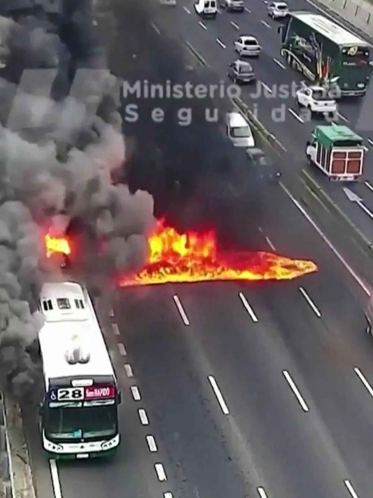 Auf einer Autobahn in der argentinischen Hauptstadt Buenos Aires hat ein Linienbus Feuer gefangen. Bilder einer Überwachungskamera zeigen, wie schnell sich der Brand ausbreitet.