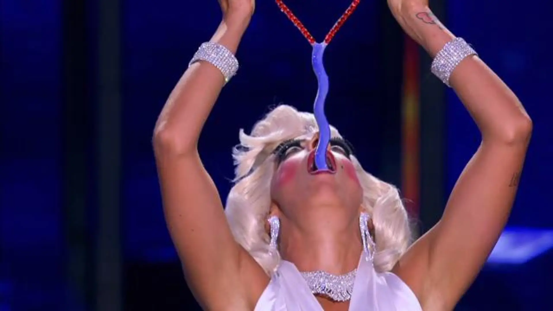 Irre Show von Schwertschluckerin Coraly Corazón Außen Monroe, innen Gaga