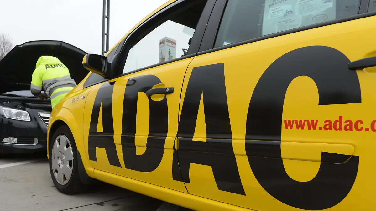 ARCHIV - Ein ADAC-Straßenwachtfahrer demonstriert am 05.02.2013 in Leonberg (Baden-Württemberg) das Überbrücken einer Batterie. Foto: Franziska Kraufmann/dpa (zu dpa "Nach Manipulationsvorwürfen: ADAC-Pressechef legt sein Amt nieder" vom 19.01.2014) +++(c) dpa - Bildfunk+++