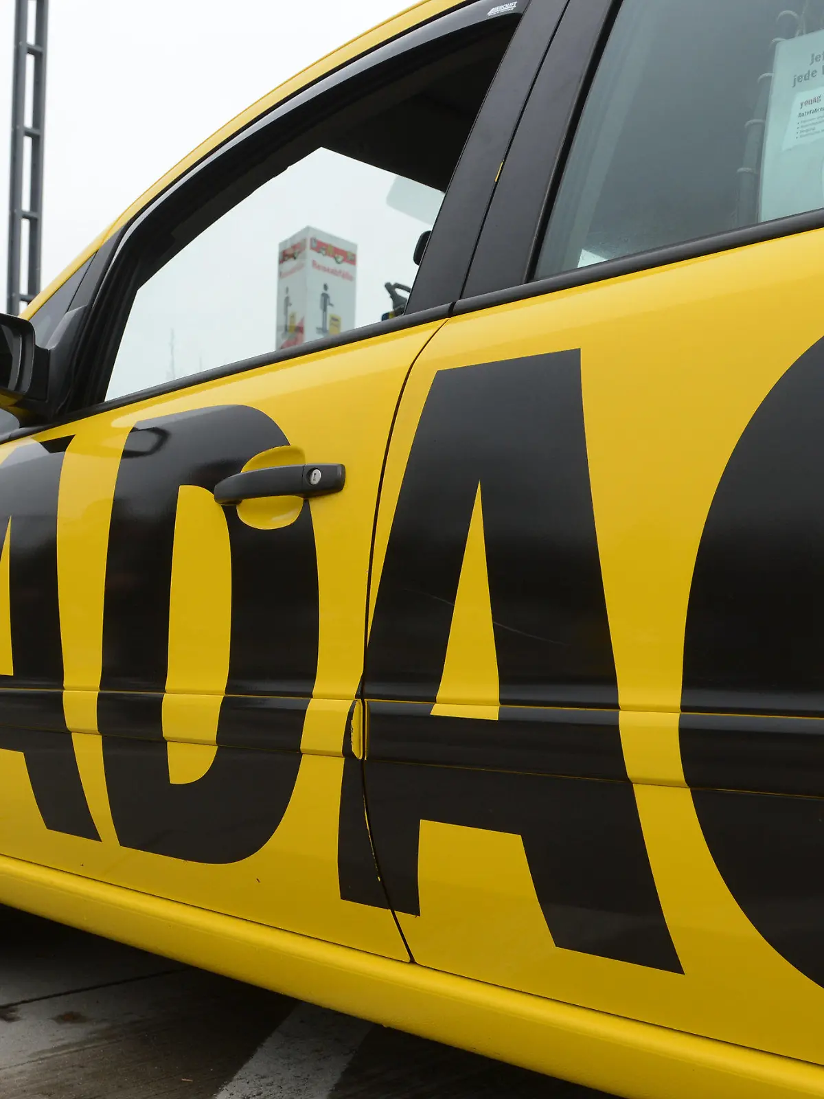 ARCHIV - Ein ADAC-Straßenwachtfahrer demonstriert am 05.02.2013 in Leonberg (Baden-Württemberg) das Überbrücken einer Batterie. Foto: Franziska Kraufmann/dpa (zu dpa "Nach Manipulationsvorwürfen: ADAC-Pressechef legt sein Amt nieder" vom 19.01.2014) +++(c) dpa - Bildfunk+++