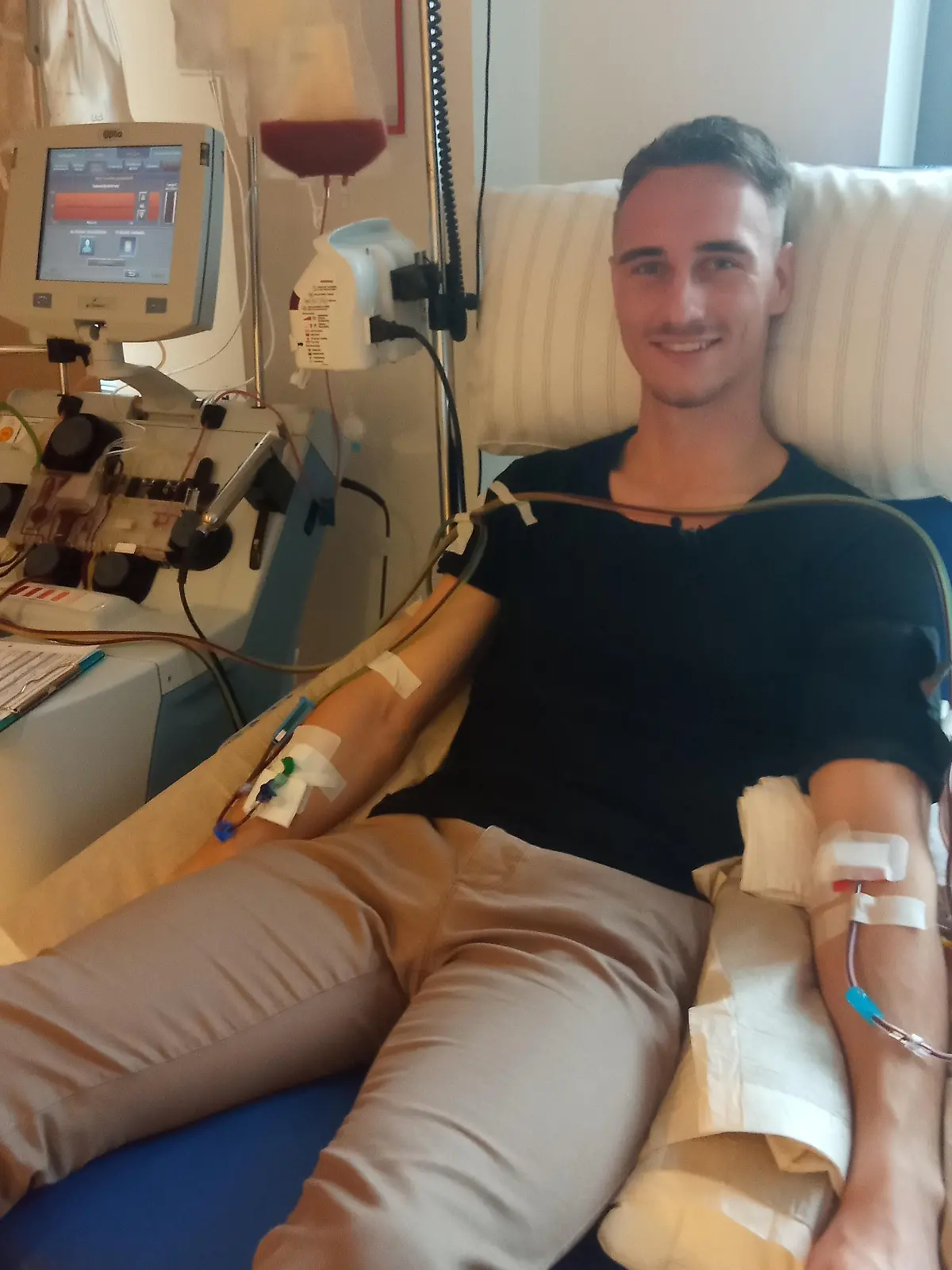 Trotz zweier kleiner Stiche in jeweils einen Arm kann Fabian Mohs lächeln