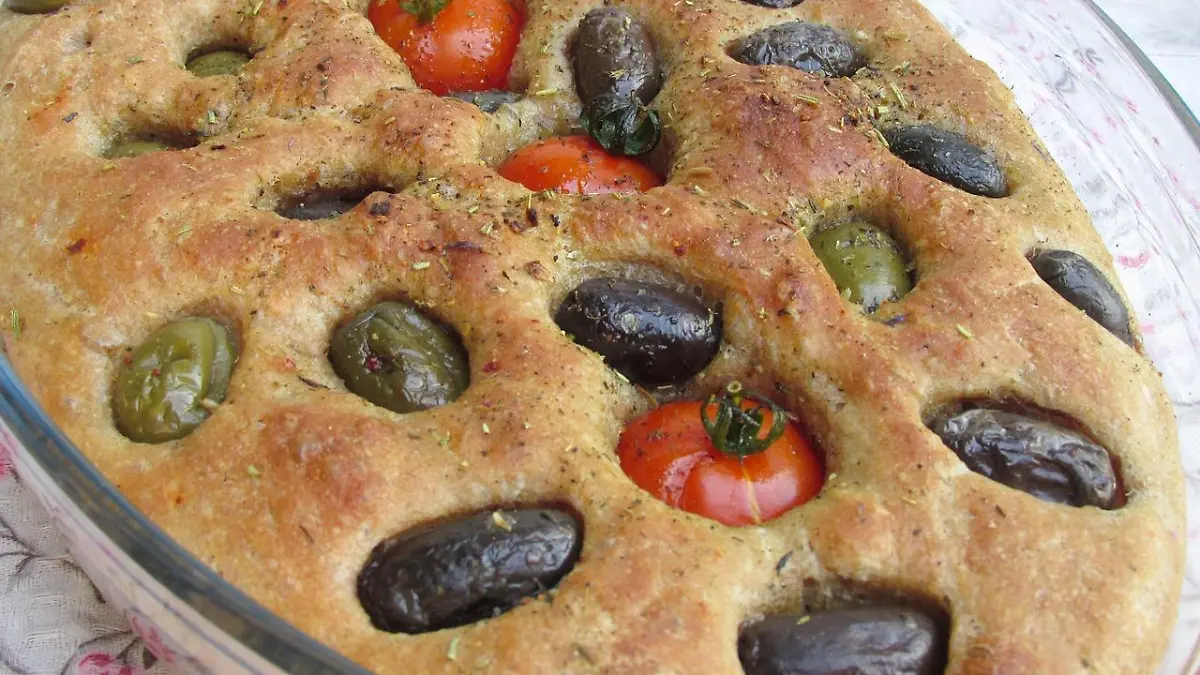 Der Teig der Focaccia muss 16 Stunden reifen.